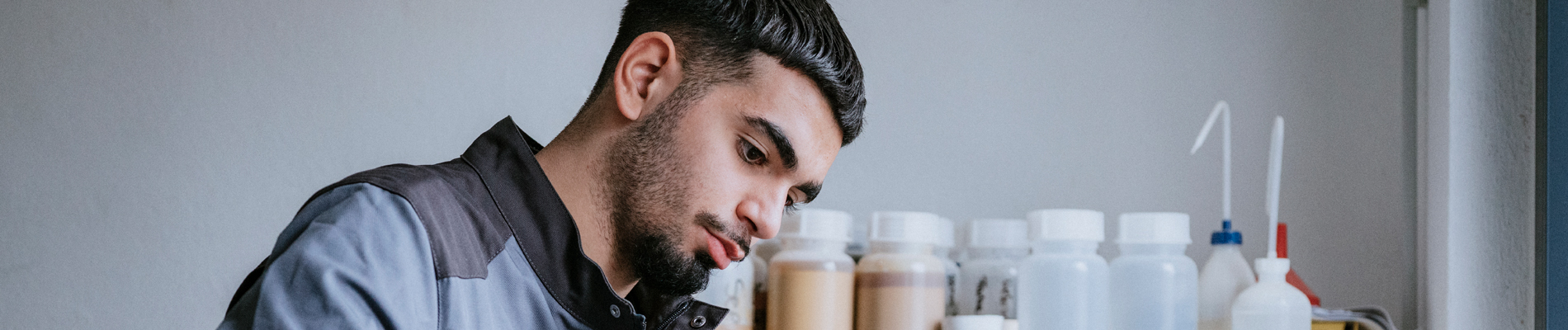 Fünf Azubis stehen in einer Reihe und schauen in die Kamera.