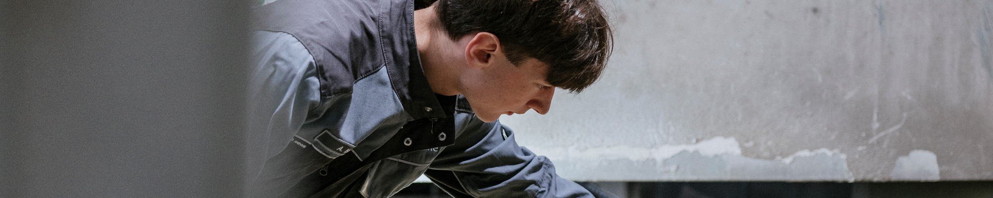 Ein Azubi prüft Betonsteine