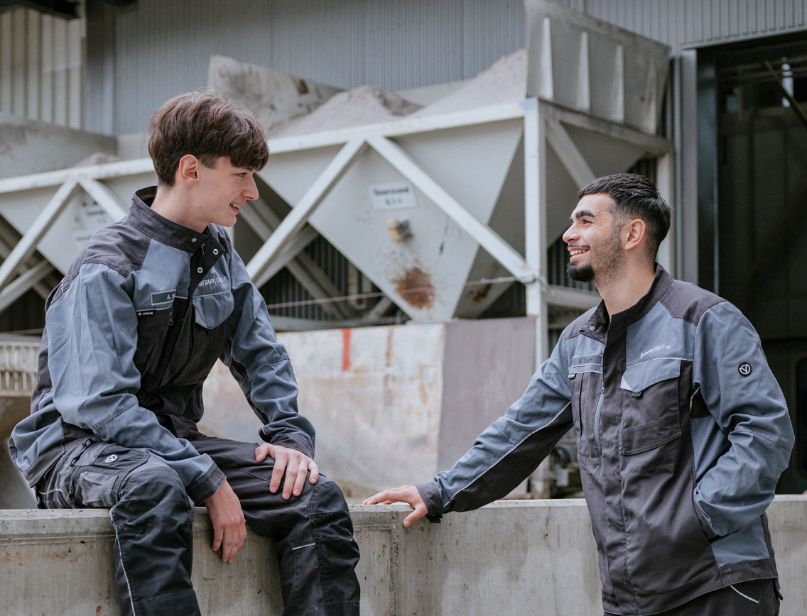 Zwei Azubis aus der Produktion unterhalten sich